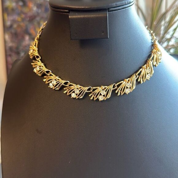 Signed Lisner 1960’s GoldTone Chocker Necklace with Aurora Borealis Accents. - Picture 3 of 7